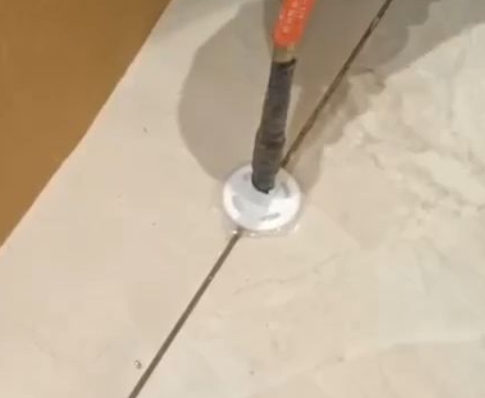 宁武瓷砖空鼓维修公司专业解答瓷砖在铺贴过程中，如果没有涂抹均匀到位的粘结材料（如水泥砂浆或瓷砖胶），可能会导致以下问题